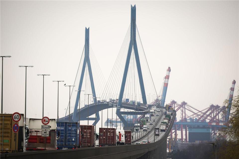 Blick auf die Köhlbrandbrücke: Vor allem für die Brücken im Hafen sind laut Senat Milliardeninvestitionen nötig. (Archivbild)Christian Charisius/dpa
