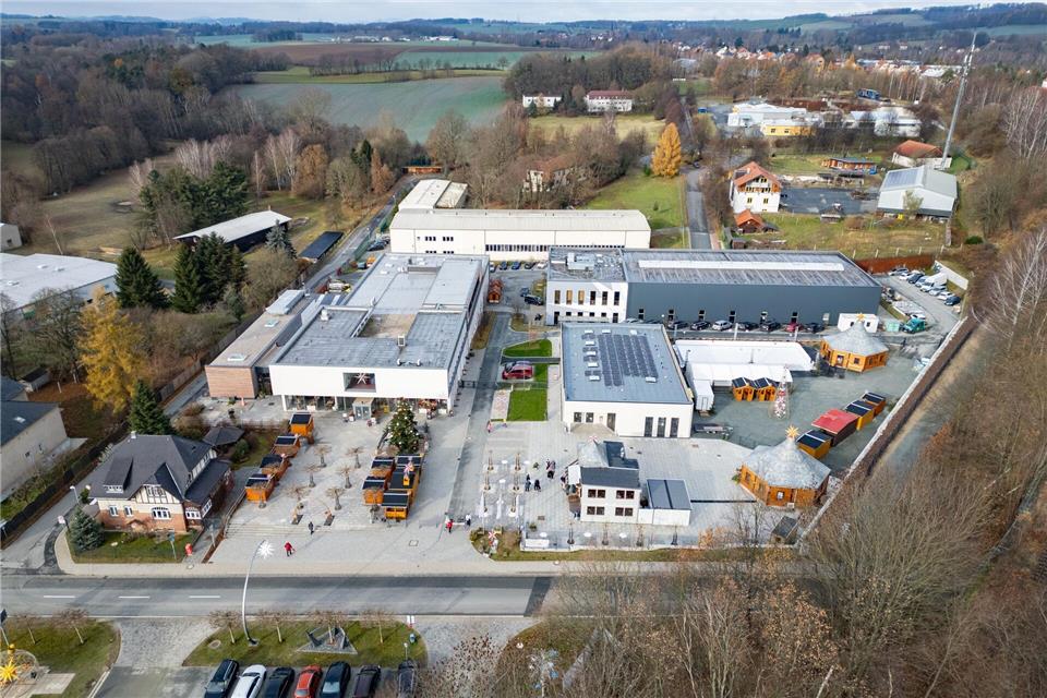 Blick auf die Manufaktur, die Schauwerkstatt und das neue Dekohaus der Herrnhuter Sterne GmbH.Robert Michael/dpa
