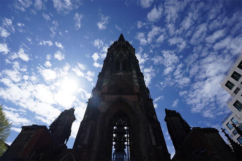 Blick auf die Nikolaikirche und das Mahnmal St. Nikolai. (Archivbild)Marcus Brandt/dpa