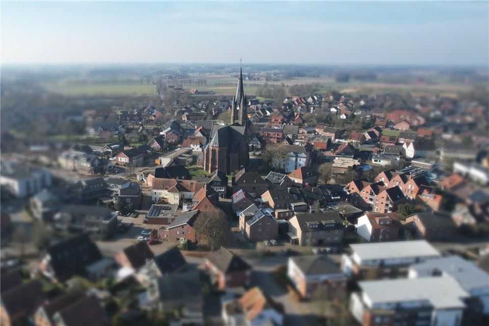 Blick auf die Pfarrkirche der im Jahr 2013 fusionierten Gemeinde St. Ludgerus. Die Seelsorge für die Katholiken in Weseke, Burlo und Borkenwirthe ist derzeit provisorisch geregelt.