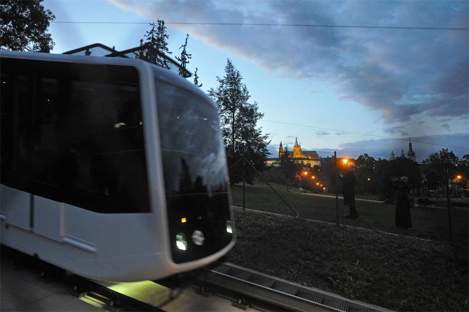 Blick auf die Prager Burg mit der Standseilbahn auf den Petrin im Vordergrund. (Symbolbild)Michael Heitmann/dpa