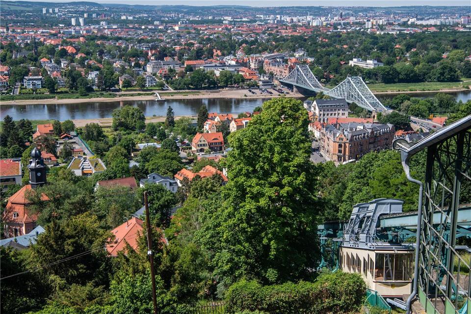 Blick auf die Schwebebahn in Dresden. Im Hintergrund ist die Brücke „Blaues Wunder“ zu sehen. (Archivbild)Robert Michael/dpa-Zentralbild/ZB
