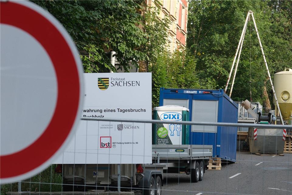 Blick auf die abgesperrte Bärensteiner Straße in Annaberg-Buchholz. Sie ist wegen eines sogenannten Tagesbruchs seit Mitte Juni gesperrt.Sebastian Willnow/dpa