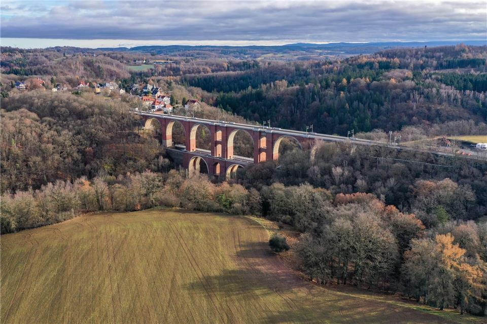 Blick auf die historische Elstertalbrücke im Vogtland. Sie wurde seit 2021 für rund 60 Millionen Euro umfangreich saniert (Luftaufnahme mit Drohne).Jan Woitas/dpa