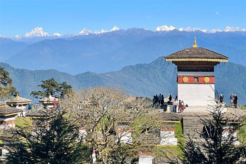Blick auf die hohen Gipfel des Himalaya von der Passhöhe des Dochu La zwischen Thimphu und Punakha, wo auf 3.100 Metern mehrere Stupas - buddhistische Heiligtümer - bestaunt werden können.Bernhard Krieger/dpa-tmn