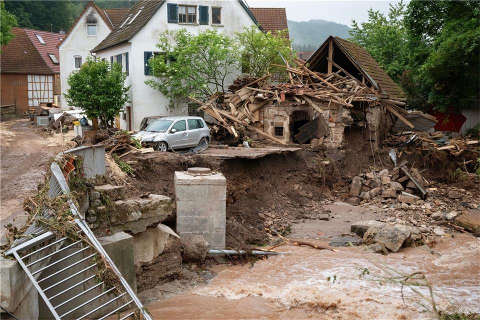 Hochwasser in Süddeutschland bleibt kritisch Blick auf ein durch Hochwasser zerstörtes Gebäude an der Wieslauf.