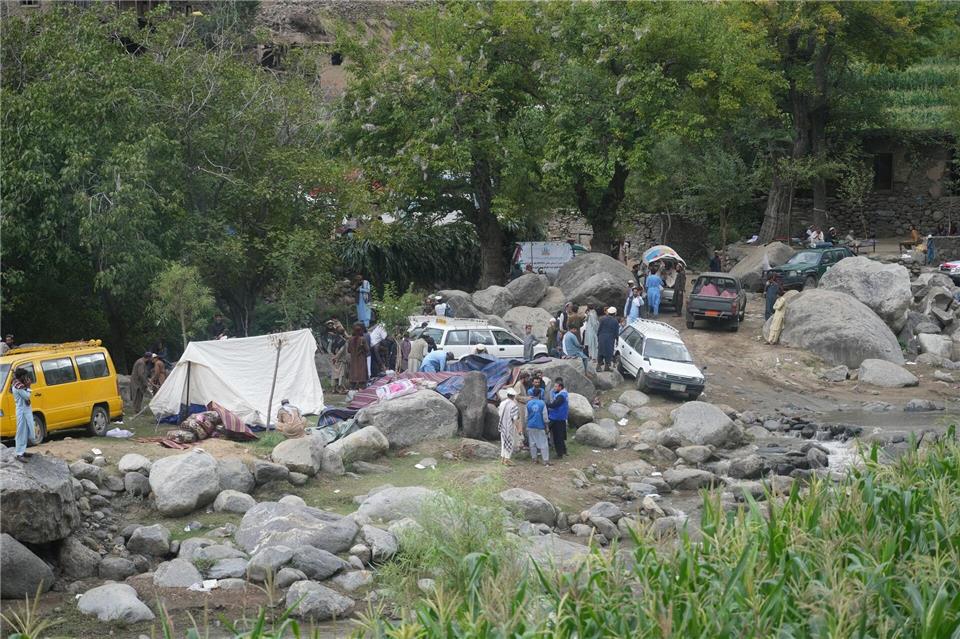 Blick auf ein provisorisches Notunterkunftslager nach dem Erdbeben in der afghanischen Provinz Kunar.Li Ang/XinHua/dpa