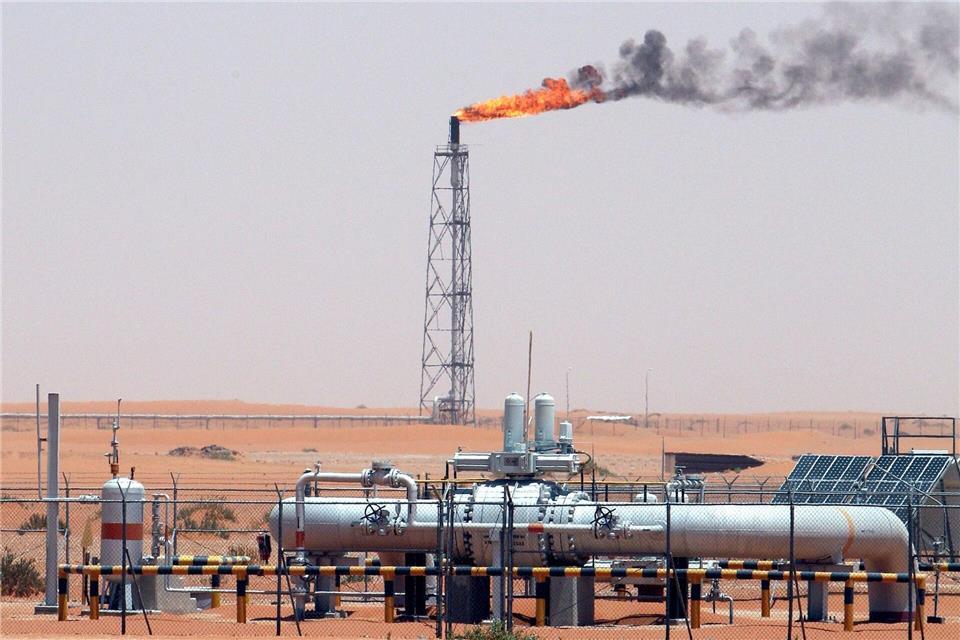 Blick auf ein saudi-arabischen Ölfeld, rund 160 Kilometer von Riad entfernt. (Archivbild)Ali Haider/EPA/dpa