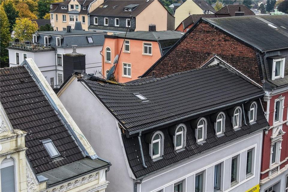 Blick auf ein teilweise eingestürztes Hausdach in Gevelsberg (Luftaufnahme mit einer Drohne). Die Bewohner wurden in Sicherheit gebracht.Alex Talash/dpa