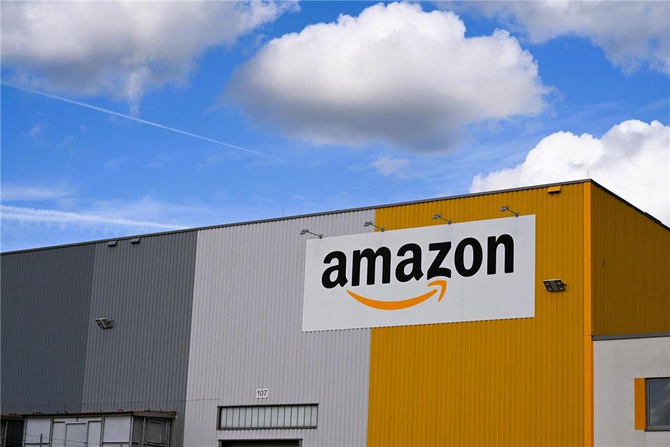 Blick auf eine Dortmunder Logistikhalle von Amazon. (Archivbild)Wolf von Dewitz/dpa