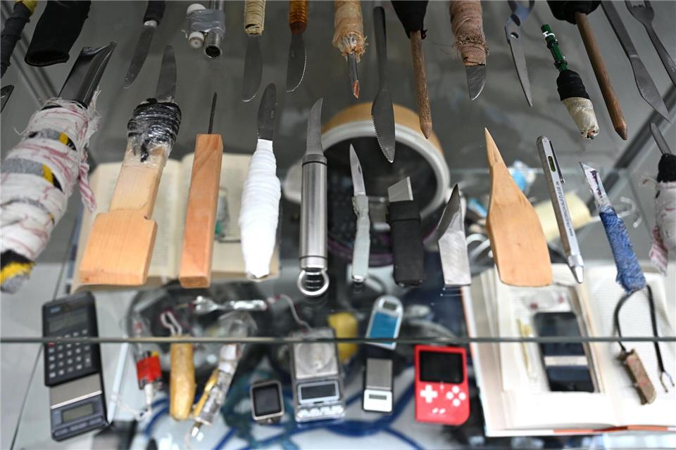 Blick auf eine Sammlung von verbotenen Gegenständen, darunter etwa Messer, die in der Justizvollzugsanstalt Heidering gefunden wurdenElisa Schu/dpa
