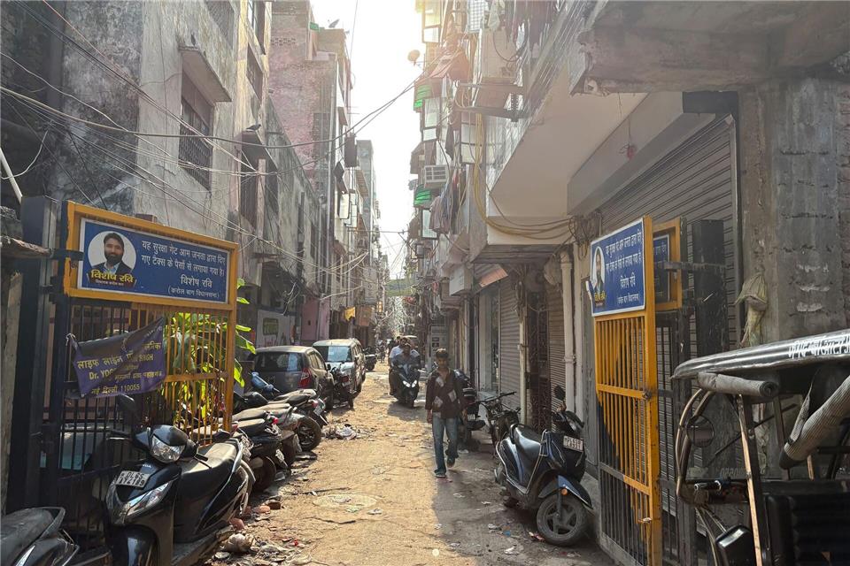 Blick auf eine Straße im Neu-Delhi-Viertel Paharganj, wo mehrere Organisationen zum Schutz von Straßenkindern angesiedelt sind. Dirk Godder/dpa