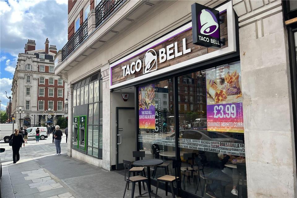 Blick auf eine Taco Bell-Filiale in London. Die US-Fast-Food-Kette Taco-Bell unternimmt den zweiten Anlauf zur Expansion in Deutschland. (Archivbild)Julia Kilian/dpa