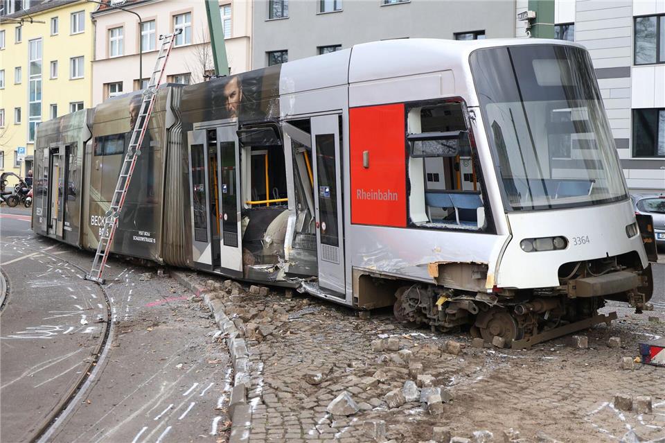 Blick auf eine entgleiste Straßenbahn in Düsseldorf. Mehrere Menschen wurden verletzt. (Archivbild)David Young/dpa