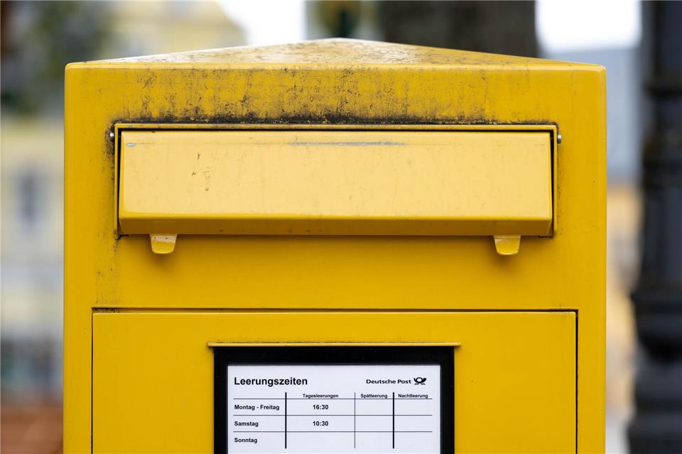 Blick auf einen Briefkasten der Deutschen Post. Hendrik Schmidt/dpa