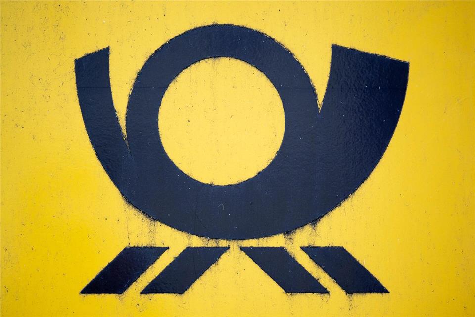 Blick auf einen Briefkasten der Deutschen Post, auf dem das Posthorn-Logo zu sehen ist.Hendrik Schmidt/dpa