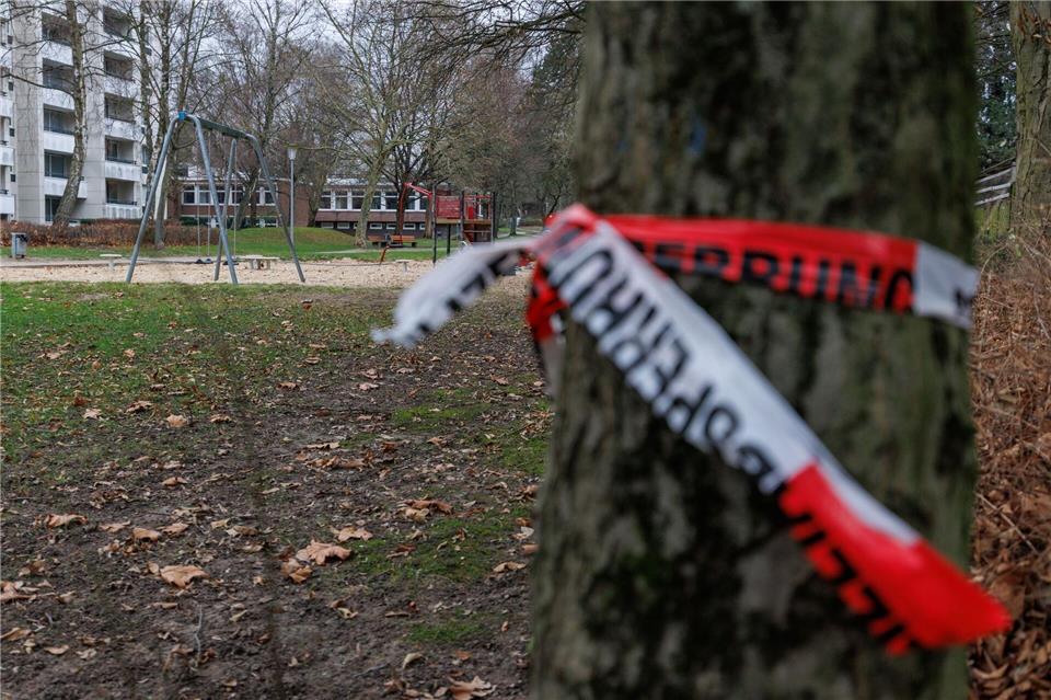 Blick auf einen Spielplatz, auf dem ein Jugendlicher in der Silvesternacht durch einen Pyrotechnik-Unfall in Bielefeld ums Leben gekommen ist. (Archivbild)Friso Gentsch/dpa