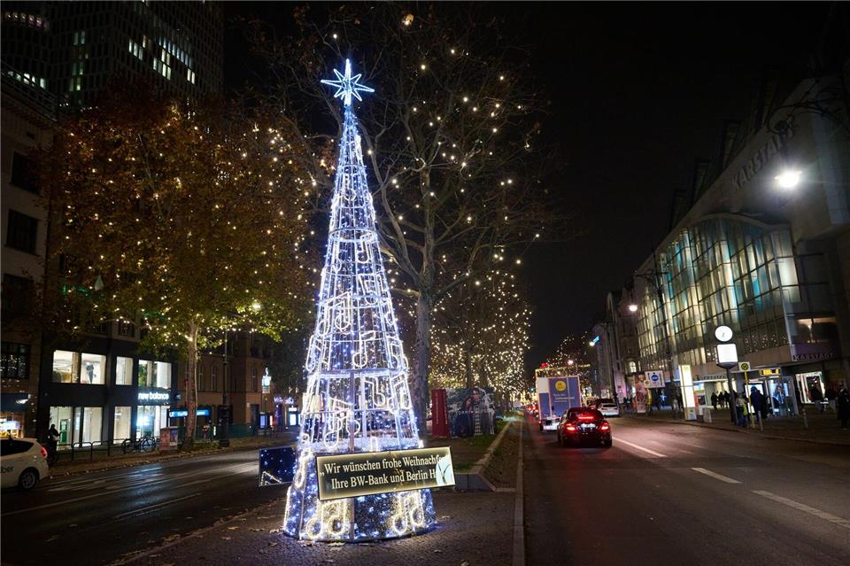 Blick auf einen Teil der Weihnachtsbeleuchtung am Kurfürstendamm (Ku’damm).Annette Riedl/dpa