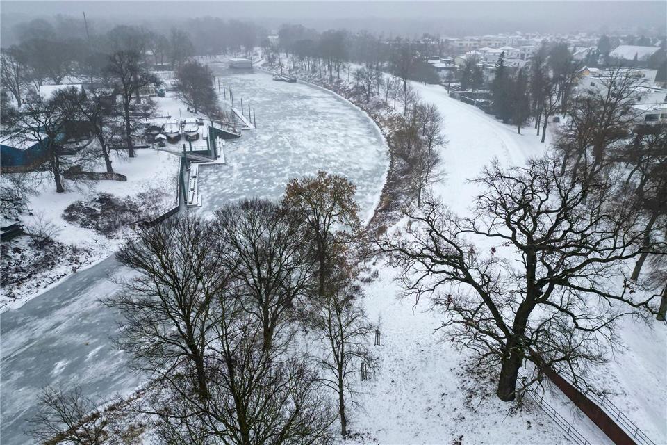 Blick auf einen zugefrorenen Nebenarm der Elbe bei Dessau. Jan Woitas/dpa