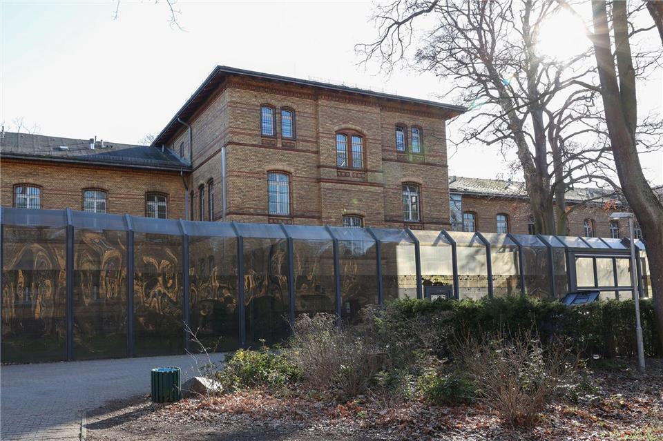 Blick auf eines der Gebäude vom Krankenhaus des Maßregelvollzugs in Berlin. (Archivbild) Jörg Carstensen/dpa