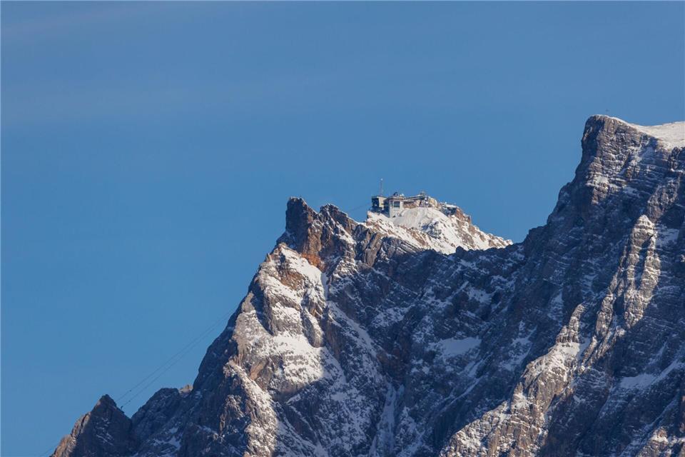Blick aus Österreich auf die Zugspitze. Zwei deutsche Bergsteiger mussten hier von Helfern gerettet werden. (Symbolbild)Daniel Karmann/dpa
