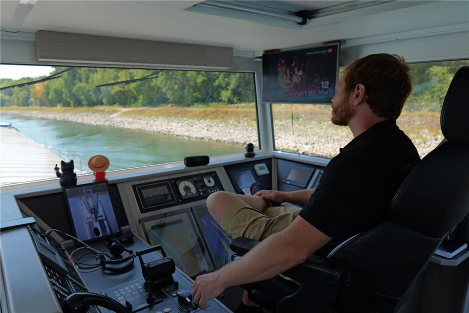 Blick aus dem Führerhaus über den Schiffsbug: Binnenschiffer Patrick Mnich steuert mit der GMS Kallisto über den Rhein.René Priebe/dpa
