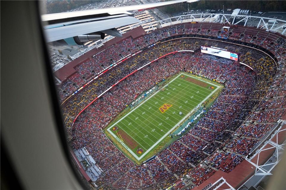 Blick aus der Air Force One beim Tiefflug über dem Stadion der Washington Commanders.Manuel Balce Ceneta/AP/dpa