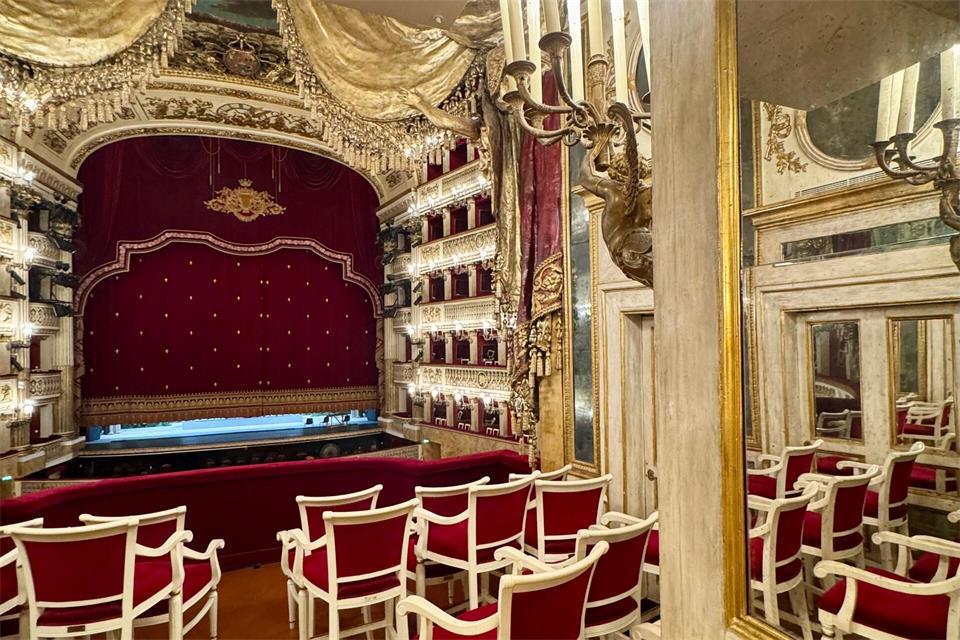 Blick aus der Königsloge im Teatro San Carlo in Neapel: Italien ist ein Top-Reiseziel für Musikreisen.Jürgen Mamczek/dpa-tmn
