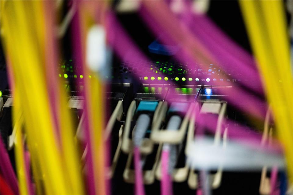 Blick aus einem Rechenzentrum - die Datenmassen steigen rasant im Internetzeitalter. (Symbolbild)Marijan Murat/dpa