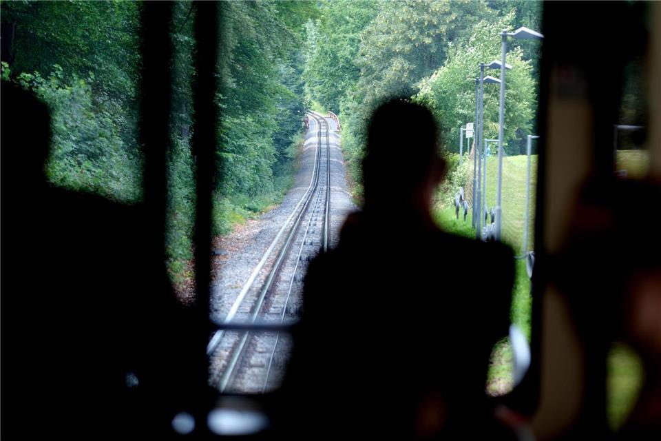 Blick aus einem Wagen der Drahtseilbahn auf dem Weg von der Station Augustusburg. Sebastian Willnow/dpa