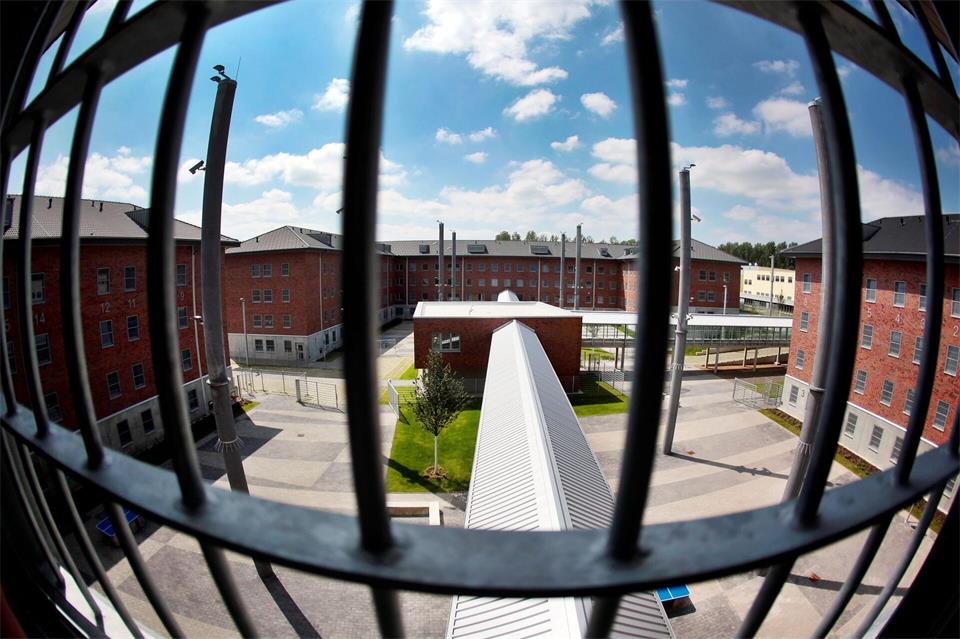 Blick aus einer NRW-Gefängniszelle - hier aus der JVA Wuppertal-Ronsdorf. (Symbolbild)Oliver Berg/dpa