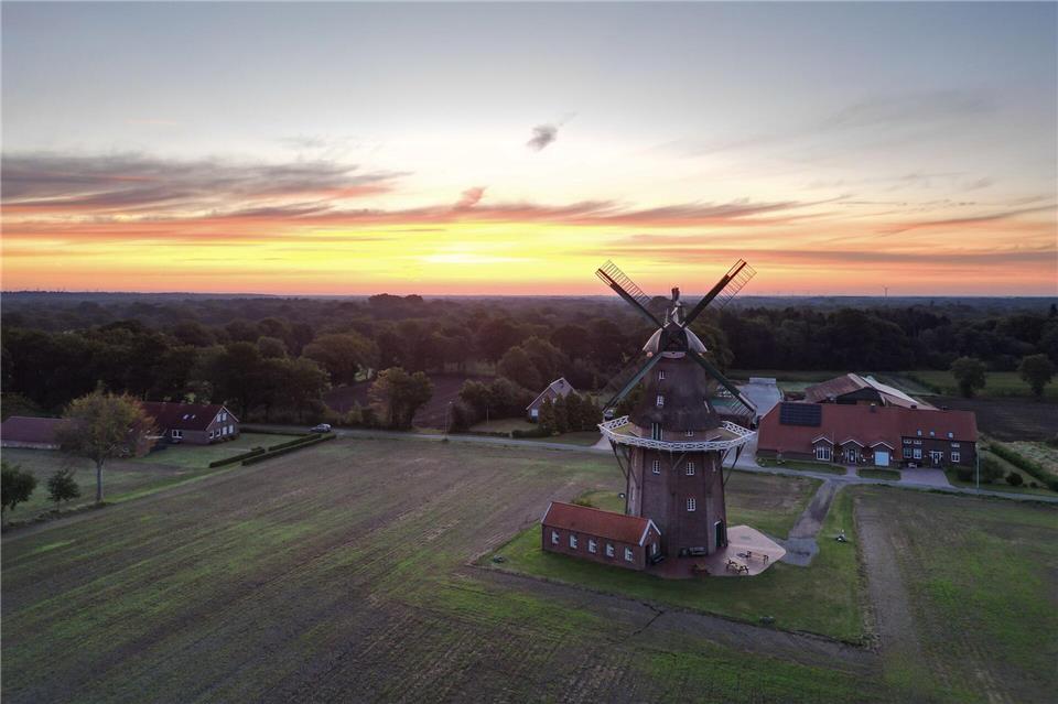 Bilder des Tages Blick bei Sonnenaufgang auf die dreistöckige Gallerieholländer Mühle. (Aufnahme mit einer Drohne)Lars Penning/dpa
