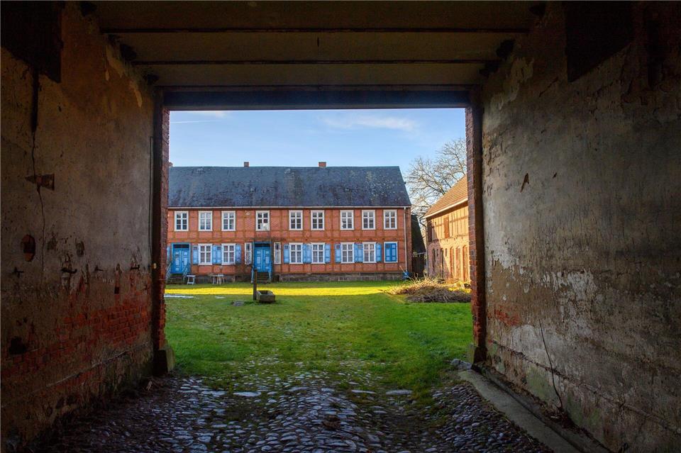 Blick durch das Tor zum ehemaligen Drehort.Klaus-Dietmar Gabbert/dpa
