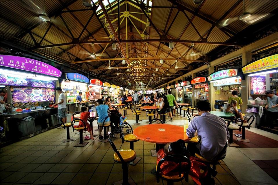 Blick durchs Maxwell Food Centre: Hier isst man vor allem Hainanese Chicken Rice-Gerichte.Singapore Tourism Board/dpa-tmn