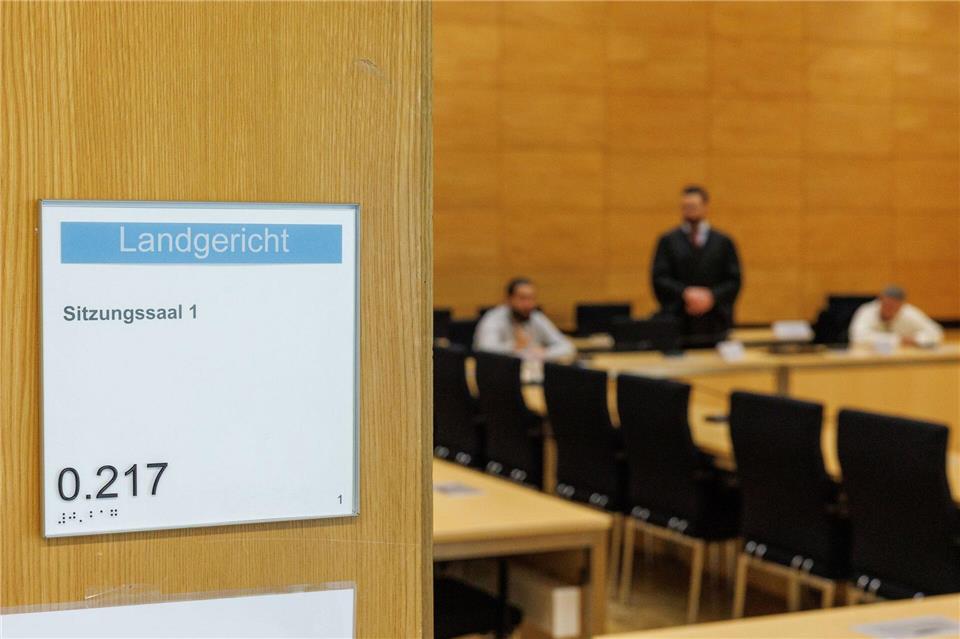 Blick in Saal 1 des Landgerichts Bielefeld: Hier stehen drei Männer wegen eines mutmaßlich verabredeten Totschlags vor Gericht. Friso Gentsch/dpa