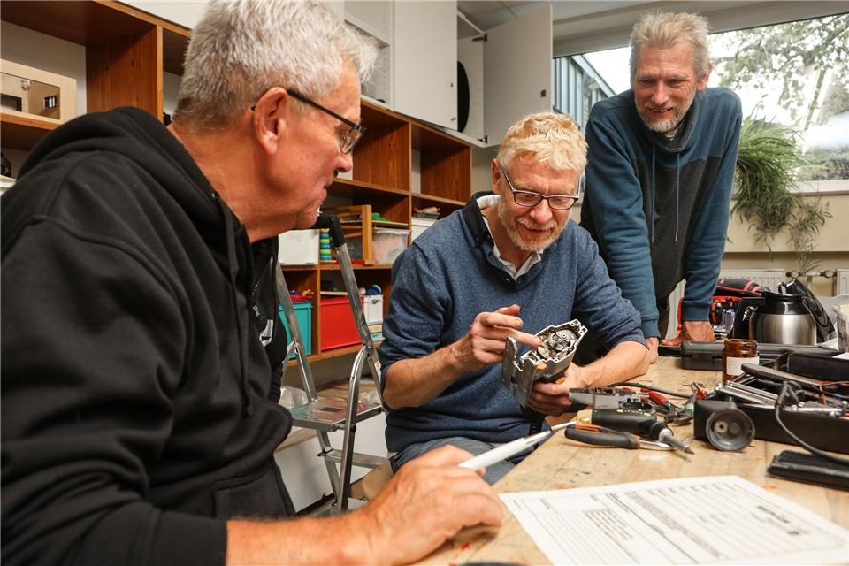 Blick in das Bocholter Repair-Café: Wichtig ist den Ehrenamtlichen, die Fehler nicht nur zu finden und zu beheben, sondern den Besitzern der defekten Geräte auch die Reparatur zu erklären.