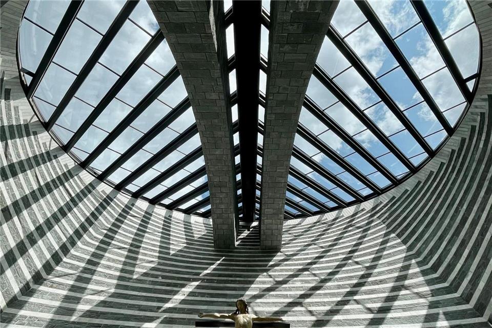 Blick in den Innenraum: Kirche San Giovanni Battista in Mogno.Bernhard Krieger/dpa-tmn