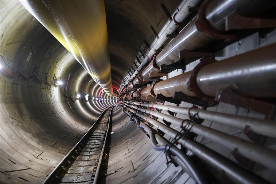 Blick in den Tunnel auf der Baustelle des Suedlink-Elbtunnels. (Archivbild)Christian Charisius/dpa