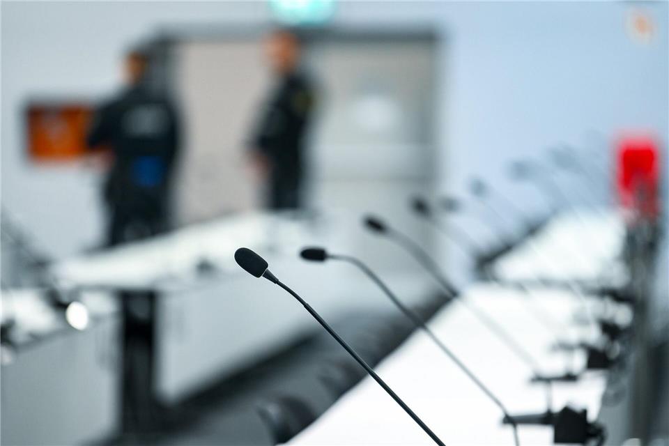 Blick in den Verhandlungssaal im temporären Gerichtsgebäude des Landgerichtes Magdeburg.Heiko Rebsch/dpa