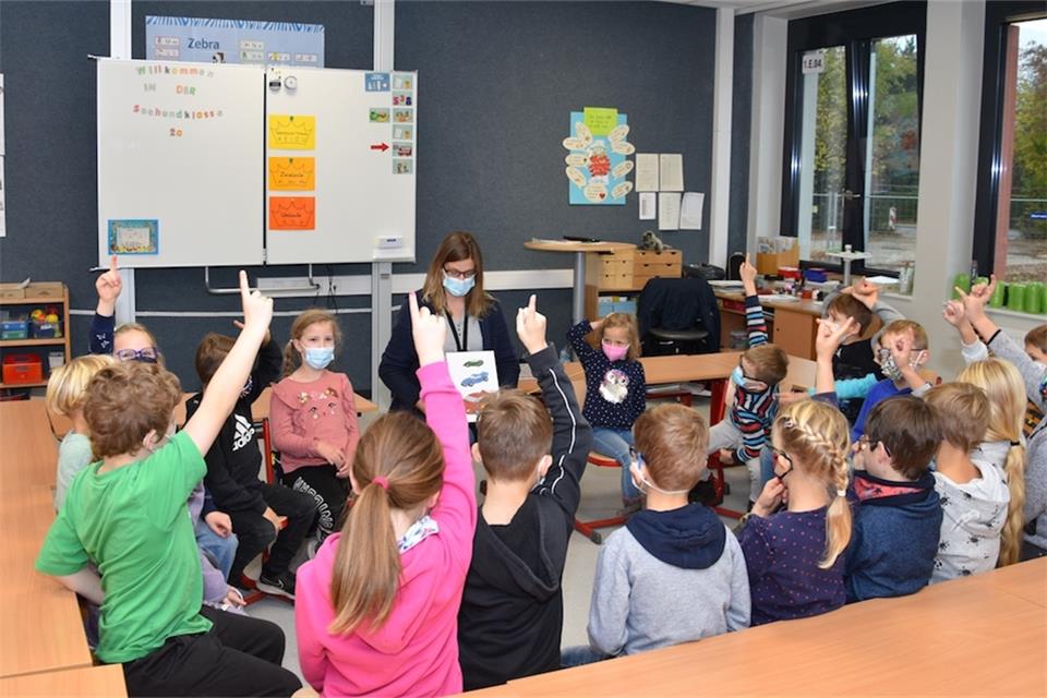 Blick in die Klasse 2a. Whiteboards sind in den Klassenräumen inzwischen Standard.
