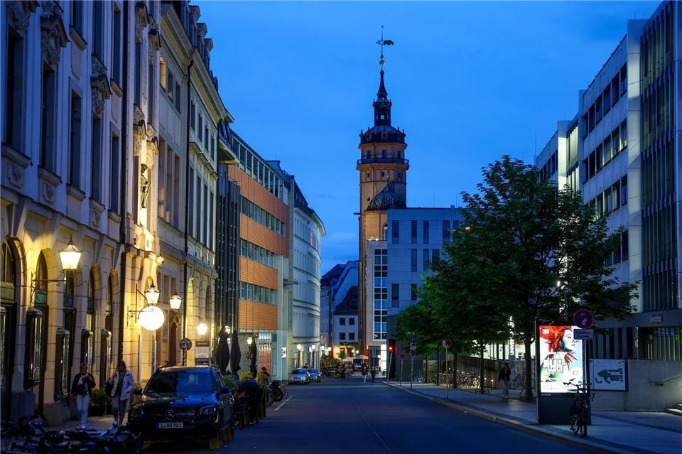 Blick in die leere Innenstadt in Richtung Grimmaische Straße und Nikolaikirche, wo am Dienstag eine Gedenkandacht geplant ist.Jan Woitas/dpa