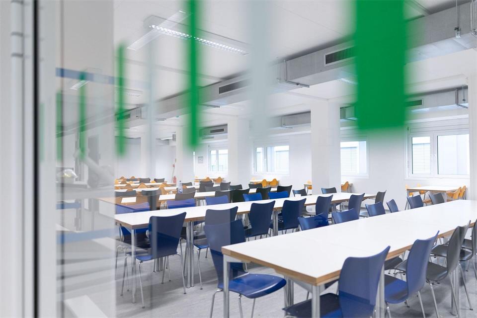 Blick in die neue Mensa der Realschule. Fabian Strauch/dpa