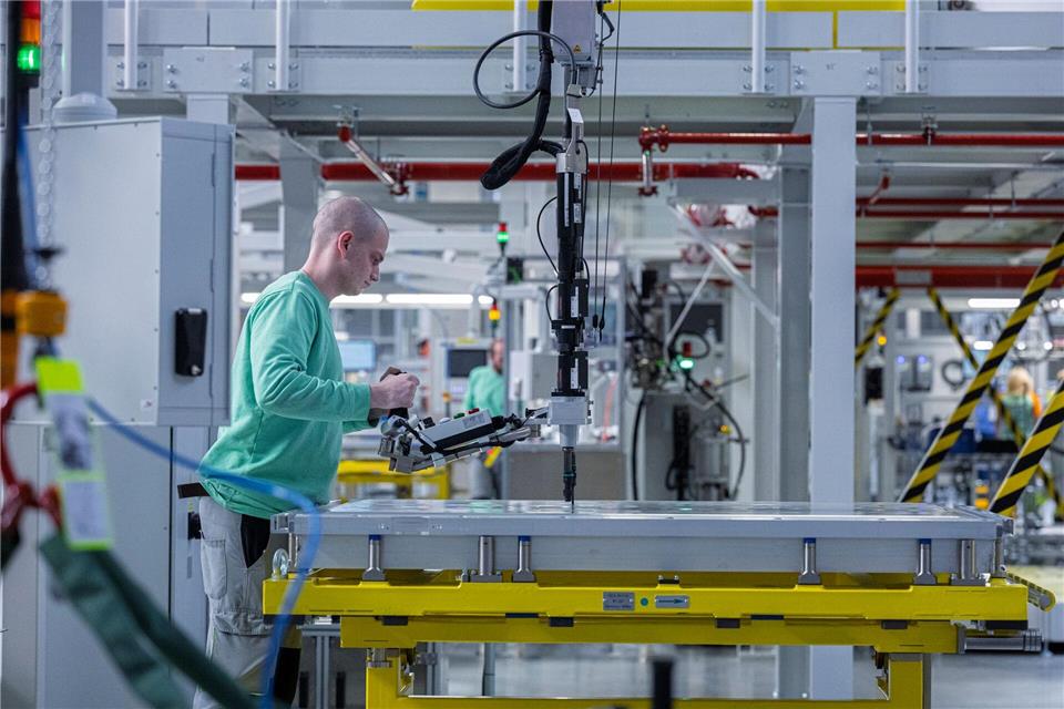 Blick in die neue Produktionshalle für Batteriesysteme der tschechischen Volkswagen-Tochter Skoda.Radek Petrá·ek/CTK/dpa