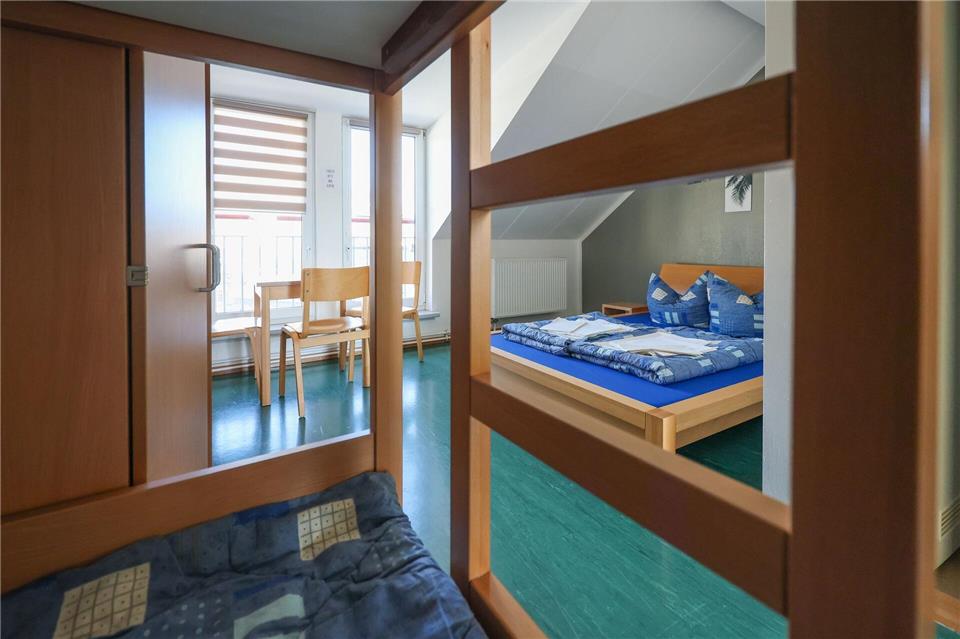 Blick in ein Zimmer mit Doppelstockbett und Doppelbett in der Jugendherberge Plauen „Alte Feuerwache“. (Archivbild)Jan Woitas/dpa