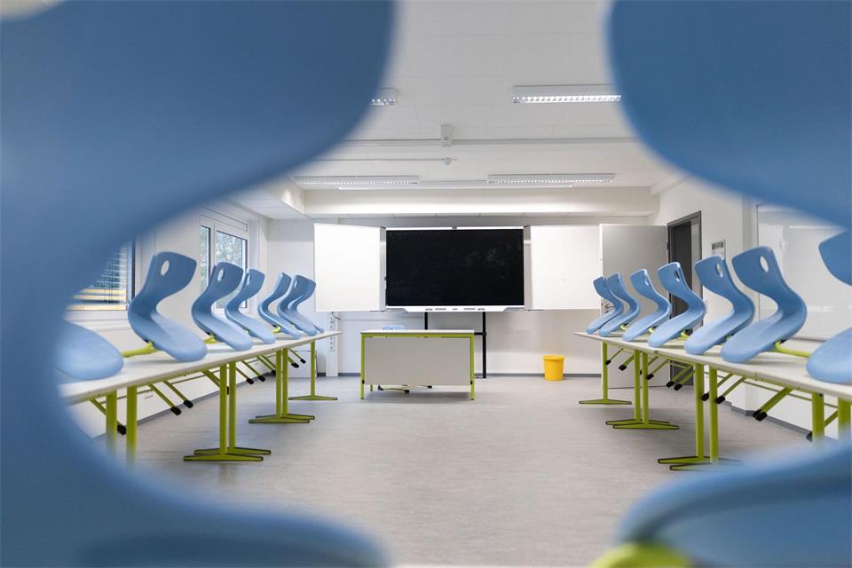 Blick in ein neues Klassenzimmer. Fabian Strauch/dpa