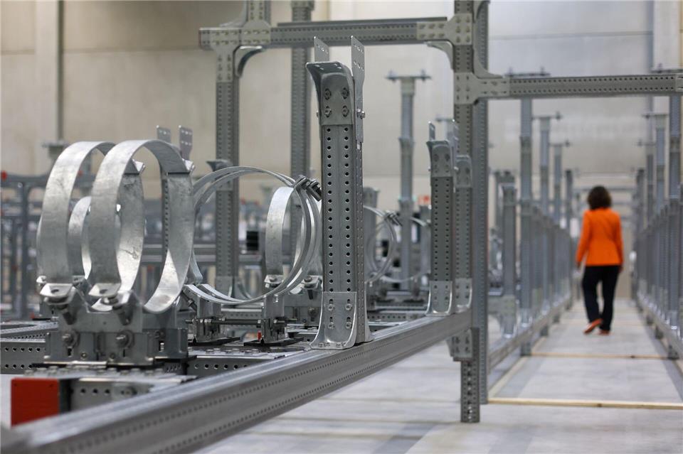 Blick in eine Fertigungshalle des neuen Anlagenbauzentrums.Peter Gercke/dpa