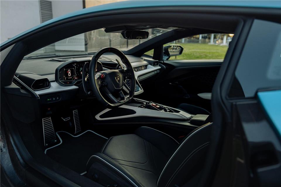 Blick ins Cockpit: Nein, ein Schleudersitz fehlt - wirklich! Aber sonst kann man sich im Revuelto schon an einen Kampfjet erinnert fühlen. Lamborghini/dpa-tmn