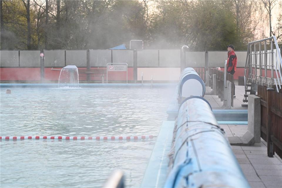 Blick über das Becken: Bademeister Keno in Weener – auch in anderen Städten beginnt die Freibadsaison in Kürze.Lars Penning/dpa