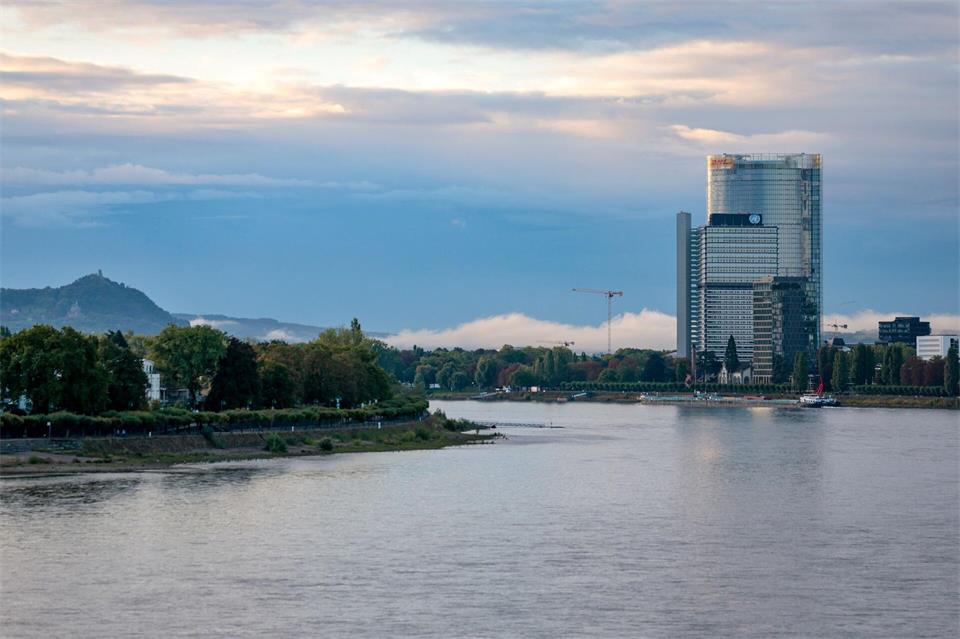 Blick über den Rhein auf die DHL-Konzernzentrale, den Posttower in Bonn. Thomas Banneyer/dpa