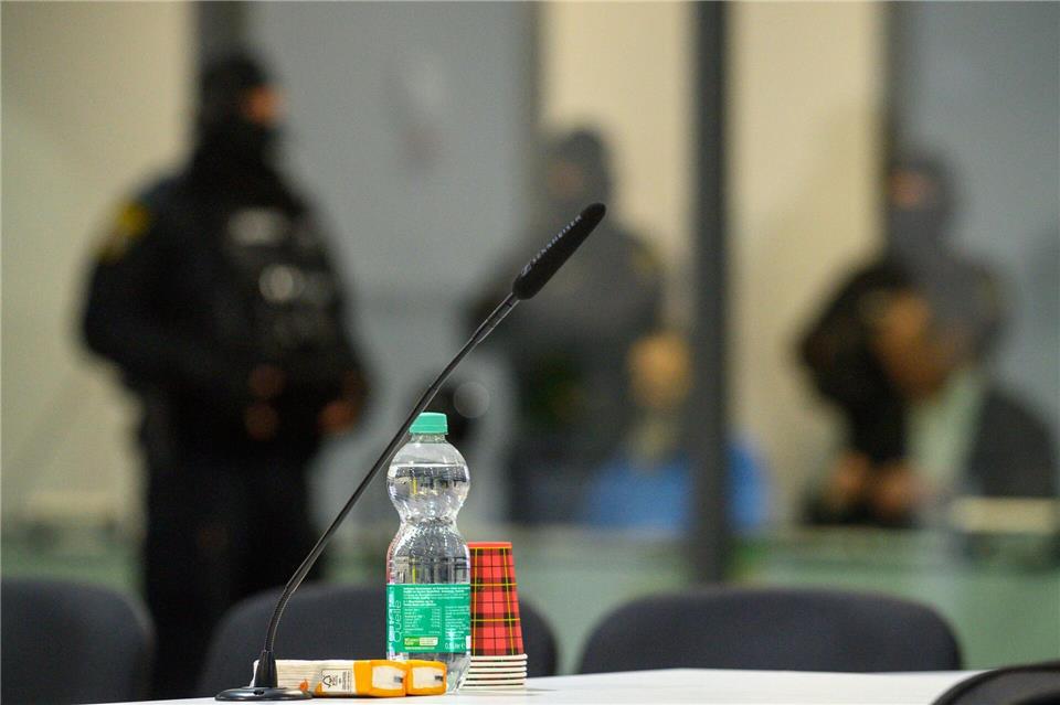 Blick über den Zeugentisch zum Platz des Angeklagten im temporären Gerichtsgebäude des Landgerichts Magdeburg. Auf dem Tisch: Wasser und Taschentücher für die Zeugen. (Archivbild)Klaus-Dietmar Gabbert/dpa